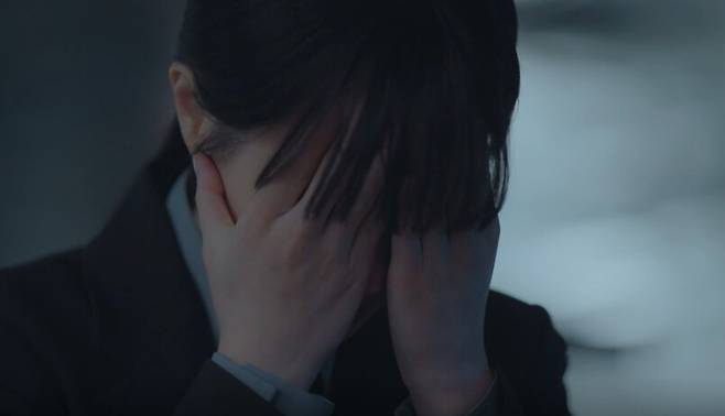 드라마 ‘미지의 서울’의 유미래(배우 박보영)는 내부고발에 나섰다가 회사에서 왕따와 성추행 등 괴롭힘을 당한다. 불 꺼진 사무실에서 괴로워하는 유미래의 모습. 공식영상 갈무리