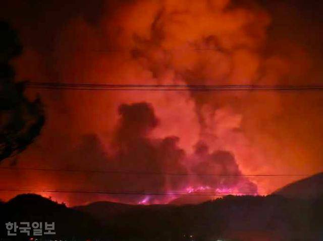 3월 25일 밤 강풍을 타고 경북 청송에서 옮겨 붙은 대형 산불이 산을 넘어 영덕읍으로 번지고 있다. 독자 제공