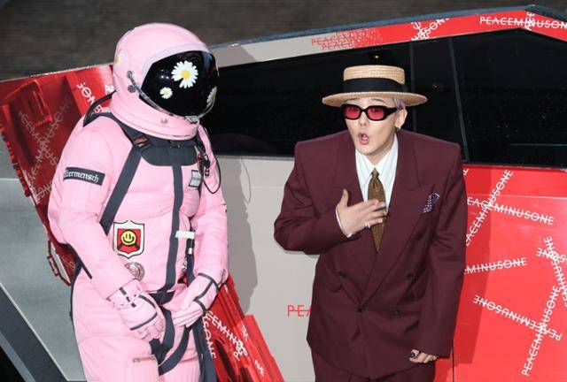 지드래곤이 붉은색 렌즈의 선글라스를 착용한 모습을 보여줬다. 뉴스1