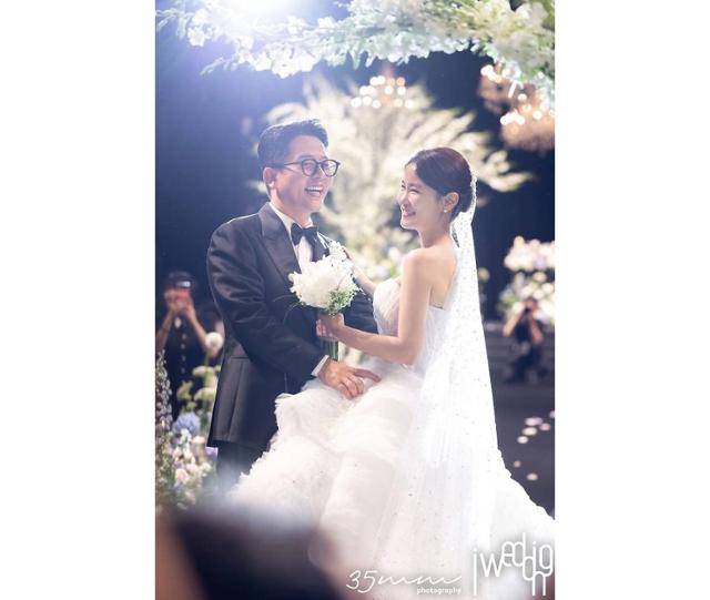 코미디언 김준호와 김지민이 3년간의 열애 끝에 부부가 됐다. 아이웨딩 제공