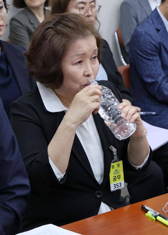 손효숙 리박스쿨 대표가 10일 국회 교육위에서 열린 리박스쿨 청문회에 참석해 물을 마시고 있다. 고영권 기자