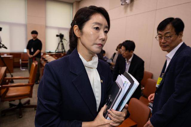 강선우 여성가족부 장관 후보자가 14일 서울 여의도 국회에서 열린 인사청문회에 출석해 오전 질의를 마친 후 청문회장을 나서고 있다.뉴스1