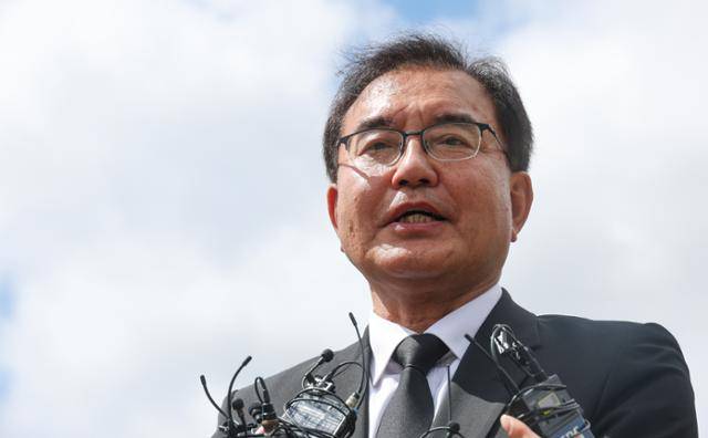 해병대 채모 상병 순직 사건 수사를 맡은 이명현 특별검사가 1일 대전 국립현충원 채 상병 묘역을 참배한 뒤 기자들의 질문에 답하고 있다. 뉴스1