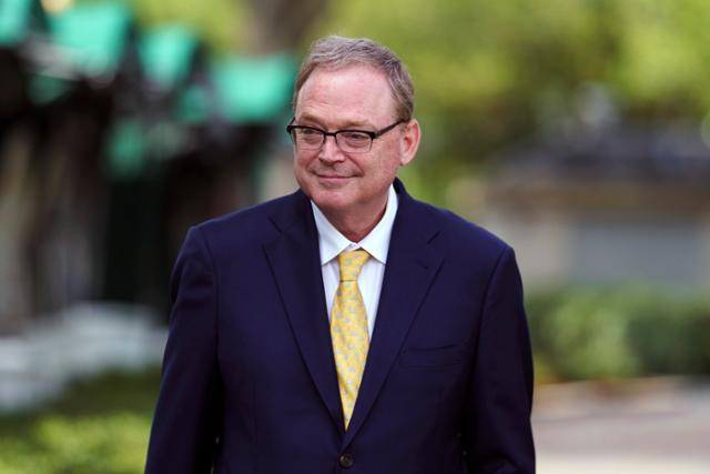 케빈 해싯 미국 백악관 국가경제위원회(NEC) 위원장이 10일 미 워싱턴 백악관 내에서 걷고 있다. 그는 차기 연방준비제도(Fed·연준) 의장 후보군에 포함된 인물이다. 워싱턴=EPA 연합뉴스