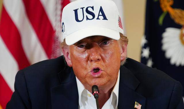 도널드 트럼프 미국 대통령이 11일 텍사스주 커빌의 비상운영센터에서 홍수 관련 간담회를 하고 있다. 커빌=AP 뉴시스