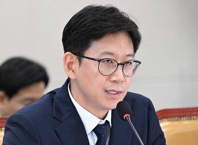 배경훈 과학기술정보통신부장관 후보자가 14일 서울 여의도 국회에서 열린 인사청문회에 출석 의원의 질의에 답하고 있다. 고영권 기자