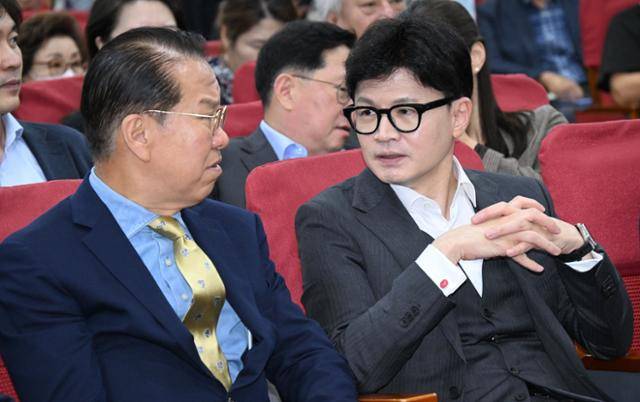 한동훈 국민의힘 대표가 지난해 9월25일 국회 의원회관에서 열린 북한 그리고 통일포럼 제2차 세미나에서 권영세 의원과 대화하고 있다.