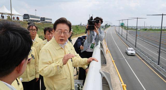 이재명 대통령이 14일 재작년 여름 폭우로 침수돼 14명이 사망한 충북 청주시 오송읍 궁평2지하차도 사고현장을 방문해 현장을 둘러보고 있다. 왕태석 선임기자