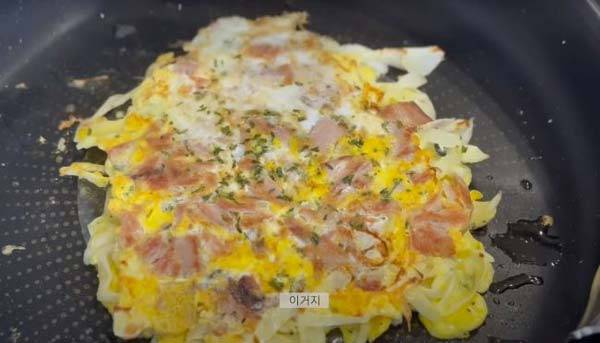 김윤지가 즐겨 먹은 ‘양배추 참치 달걀 전’/사진=유튜브 채널‘ns윤지’ 캡처​