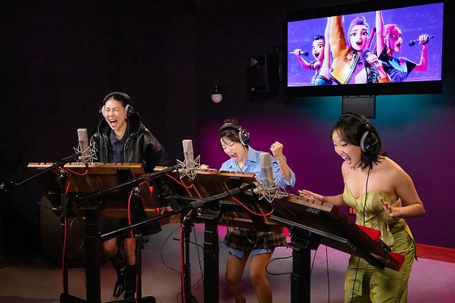 ‘케이팝 데몬 헌터스’ 헌트릭스를 연기한 성우 메이 홍(미라 역), 아덴 조(루미 역), 유지영(조이 역) (사진=넷플릭스 제공)