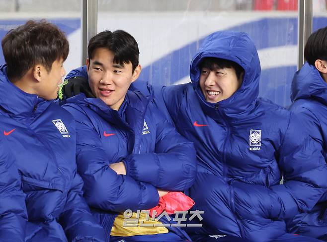 2026 FIFA 북중미 월드컵 아시아지역 3차 예선 B조 조별리그 7차전 대한민국과 오만의 경기가 20일 오후 경기 고양시 고양종합운동장에서 열렸다. 경기 시작 전 선발 명단에서 빠진 양현준과 이강인이 이야기를 나누고 있다. 고양=김민규 기자 mgkim1@edaily.co.kr /2025.03.20/