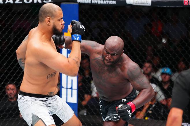 데릭 루이스(오른쪽)가 테세이라를 잠재웠다. 사진=UFC