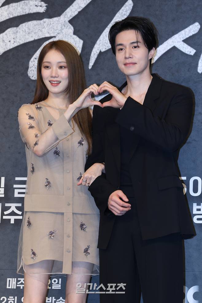 배우 이성경, 이동욱이 14일 오후 서울 구로구 더링크호텔에서 열린 JTBC 금요시리즈 '착한 사나이' 제작발표회에 참석해 포즈를 취하고 있다. '착한 사나이'는 건달 3대 집안 장손 석철이 가족과 직장, 사랑을 지키기 위해 겪는 파란만장 사건들을 웃음과 눈물로 그려낸 드라마. 금요일 밤 8시 50분 첫 방송. 서병수 기자 qudtn@edaily.co.kr /2025.07.14/