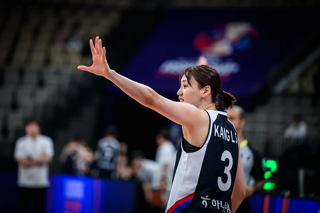 여자 대표팀 강이슬이 14일 중국 선전 스포츠 센터에서 열린 2025 FIBA 여자 아시아컵 조별리그 뉴질랜드전에 출전해 작전을 지시하고 있다. 사진=FIBA