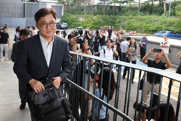 최휘영 문화체육관광부 장관 후보자가 14일 서울 종로구 국립현대미술관 서울관에 마련된 인사청문회 준비 사무실로 첫 출근하고 있다. [사진=문화체육관광부]