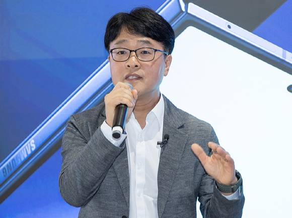 강민석 삼성전자 MX사업부 상무가 10일(현지시간) 미국 뉴욕 브로드웨이 500번지에 마련된 '갤럭시 익스피리언스 스페이스'에서 갤럭시Z 폴드7과 플립7의 하드웨어 혁신에 대해 소개하고 있다. [사진=삼성전자]