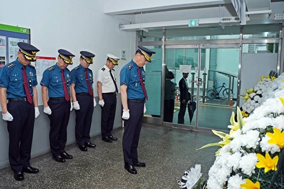 김학관 청장 등 충북경찰청 관계자들이 14일 청주시청 임시청사에 마련된 오송 지하차도 참사 시민분향소를 찾아 묵념하고 있다. [사진=충북경찰청]