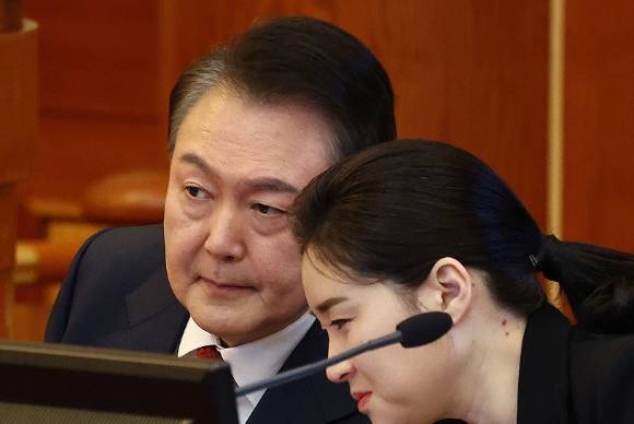 지난 14일 헌법재판소에서 윤석열 대통령과 김계리 변호사가 대화를 나누고 있다. [사진=연합뉴스]