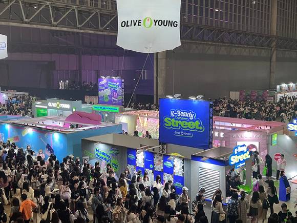 'KCON JAPAN 2024'에 참가한 올리브영의 부스가 관람객으로 붐비는 모습. [사진=CJ올리브영]