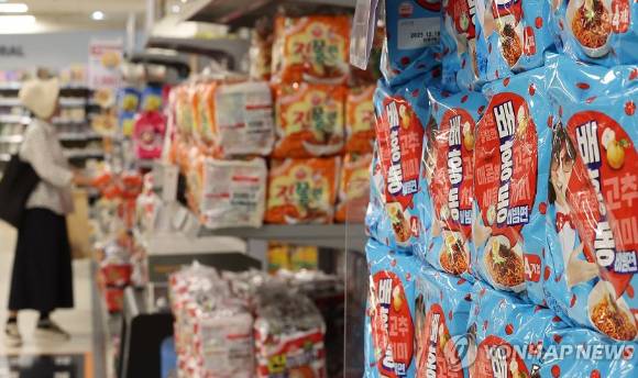 농림축산식품부는 식품·유통업계 간담회를 열어 물가안정을 위한 여름 휴가철 가공식품 할인행사를 개최하기로 했다고 밝혔다. 사진은 지난 7일 서울 한 대형마트 라면 판매대 모습. [사진=연합뉴스]