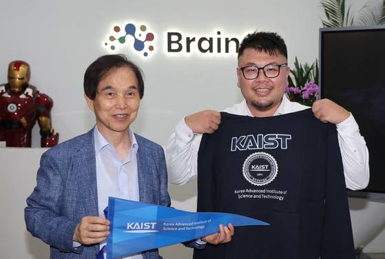이광형 KAIST총장(왼쪽)이 항저우에서 KAIST 출신인 한비청 브레인코 대표를 만났다. 장진영 기자