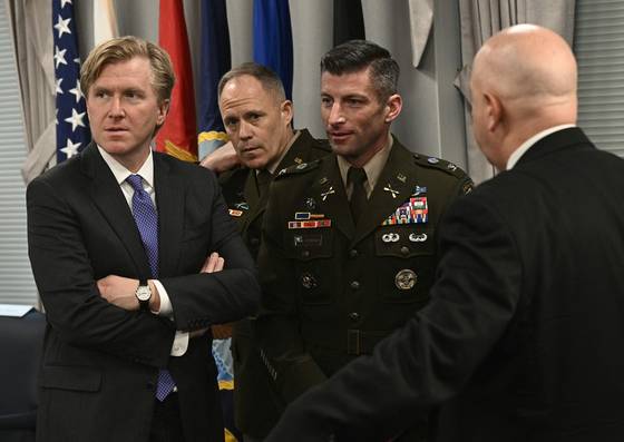 엘브리지 콜비 미국 국방부 정책담당 차관(왼쪽)과 군 지휘부 인사들이 지난 5월 5일(현지시간) 국방부 청사에서 페루 외무부ㆍ국방부 장관과의 회의를 앞두고 대기하고 있다. AFP=연합뉴스