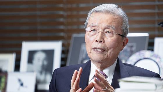 김종인 전 국민의힘 비상대책위원장이 1월 13일 오후 서울 종로구 내수동 집무실에서 중앙일보와 인터뷰하고 있다. 김경록 기자