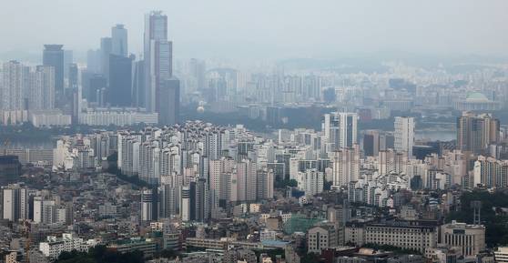 '6·27 대출 규제'로 매수 심리가 위축되면서 집주인들이 매도 대신 전·월세로 전환하는 사례가 늘고 있다. 거래 부진과 가격 조정 속에 공실을 피하려는 움직임으로, 서울 아파트 전·월세 물량 모두 증가 추세다. 전문가들은 자금 마련이 어려워진 만큼, 당분간 임대 전환 흐름이 지속될 것으로 보고 있다. 사진은 13일 서울 중구 남산에서 바라본 아파트 단지. 뉴스1