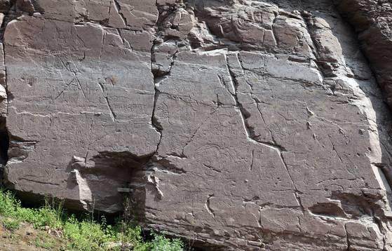 반구대 암각화에는 296점의 그림이 새겨져 있다. 6월과 7월 오후 2시와 4시 사이에 가장 잘 보인다. 송봉근 기자