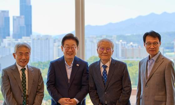 이재명 대통령이 11일 서울 용산 대통령실에서 오늘 정규재 전 한국경제 주필과 조갑제 전 월간조선 편집장과 오찬 회동에 앞서 기념촬영을 하고 있다. 사진 대통령실