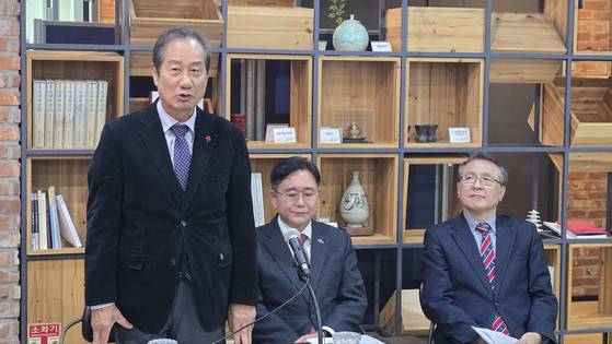 대전충남 행정통함 민간협의체 이창기 대전 위원장(왼쪽)이 충남도청 브리핑룸에서 기자들의 질문에 답하고 있다. 신진호 기자