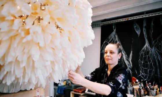 밀랍으로 작업중인 모나 오렌. 사진 청주공예비엔날레