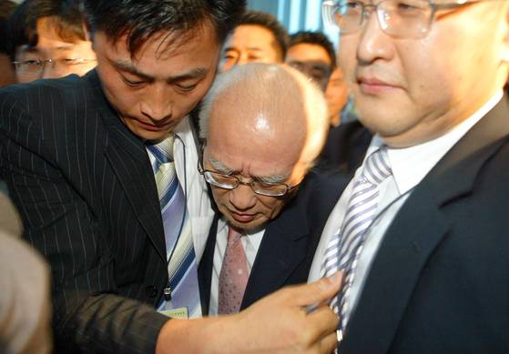 5년8개월의 해외도피 끝에 귀국한 김우중 전 대우그룹 회장이 공항에서 연행되고 있다. 연합뉴스