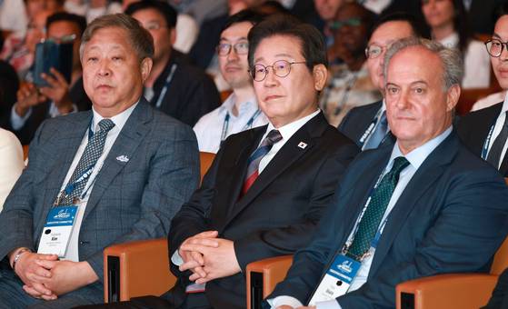 이재명 대통령이 지난 13일 서울 강남구 코엑스에서 열린 2025 세계정치학회(IPSA) 서울총회 개막식에 참석해 있다. 왼쪽은 김의영 IPSA 서울총회 수석조직위원장(서울대 교수), 오른쪽은 파블로 오냐테 IPSA 회장(스페인 발렌시아대 교수). 대통령실사진기자단