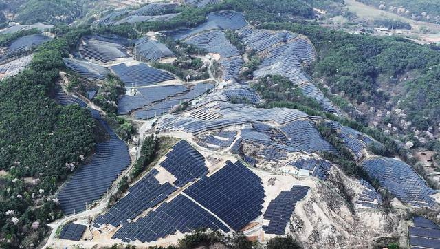 ▲ 철원군 갈말읍 문혜리 산140번지 일대에 태양광발전 시설이 어지럽게 들어서 있어 집중호우 시 안전성에  논란이 일고 있다. 사진=독자제공
