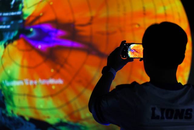 ▲ 지난 4일 대구 달성군 국립대구과학관에서 한 관람객이 2011년 동일본대지진 여파를 나타내는 SOS시스템을 살펴보고 있다. 연합뉴스