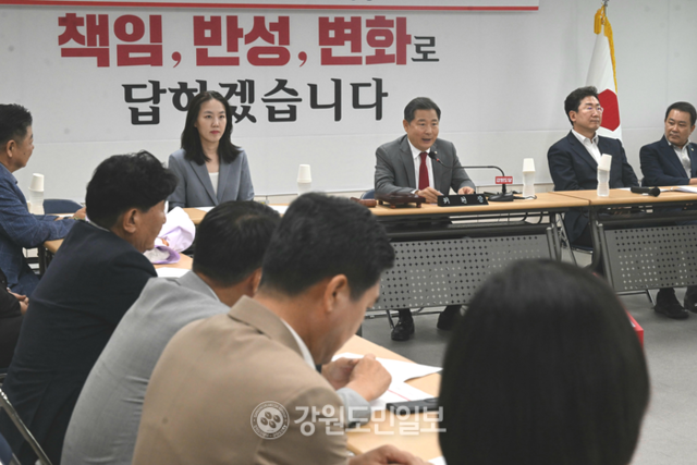▲ 국민의힘 강원도당 운영위원회가 14일 도당 회의실에서 열렸다.  이철규 국회의원과 당협위원장,  자치단체장, 지방의원, 운영위원, 주요 당직자 등이 참석한 가운데 이날 운영위는 이철규 의원을 도당위원장으로 선출했다. 김정호 기자