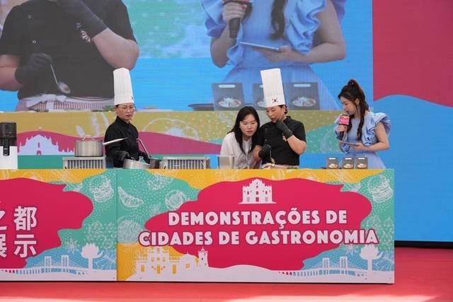 ▲ 지난 13일 마카오 피셔맨스 워프(Fisherman’s Wharf)에서 열린 ‘2025 마카오 세계 미식 축제’에서 강릉의 대표 음식인 순두부 전골을 주제로 한 첫 번째 쇼케이스가 진행되고 있다.강릉시 제공