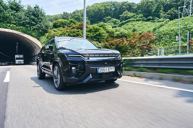 액티언 하이브리드 주행 모습./사진=KGM