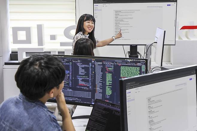 KT가 ‘한국적 AI’의 철학을 담아 자체 개발한 언어모델 ‘믿:음 2.0’의 오픈소스를 AI 개발자 플랫폼 허깅페이스를 통해 공개할 예정이라고 3일 밝혔다.사진은 KT 기술혁신부문 연구원들이 서초구 KT 우면연구센터에서 믿:음 2.0을 테스트하고 있는 모습./사진=KT 제공