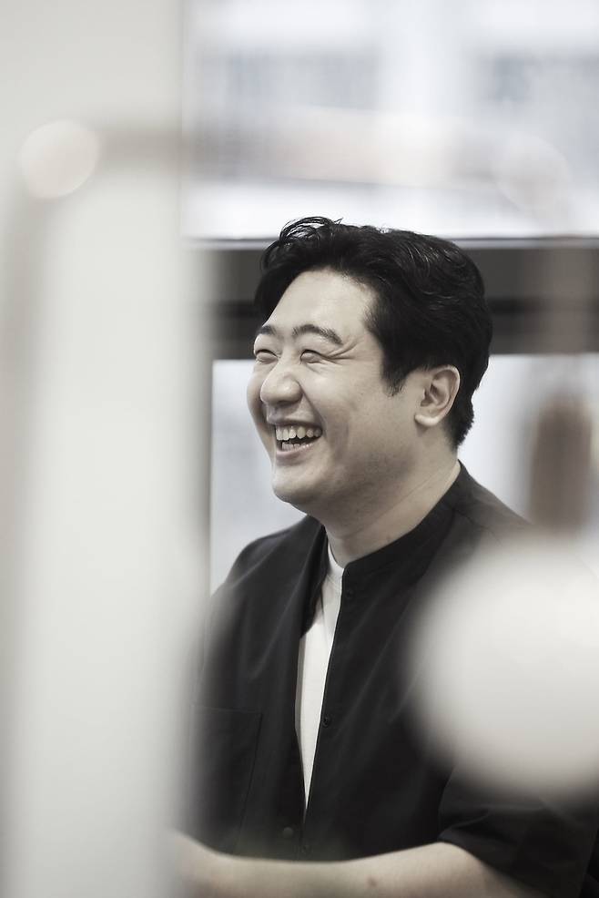 바리톤 김기훈은 9일 서울 마포아트센터에서 진행한 한국경제신문과의 인터뷰에서 “메트로폴리탄, 라 스칼라, 로열 오페라하우스 같은 세계적인 무대에서 주역 자리를 모조리 꿰차는 바리톤이 되고 싶다”고 말했다. 문덕관 사진작가