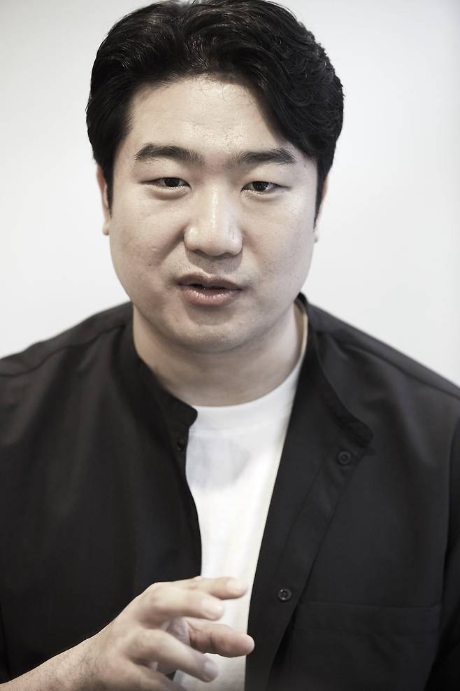 바리톤 김기훈은 9일 서울 마포아트센터에서 진행한 한국경제신문과의 인터뷰에서 “메트로폴리탄, 라 스칼라, 로열 오페라하우스 같은 세계적인 무대에서 주역 자리를 모조리 꿰차는 바리톤이 되고 싶다”고 말했다. 문덕관 사진작가