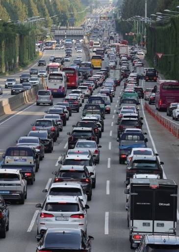 2차 추경에선 도로 공사와 보상비와 관련된 예산이 총 1210억원이 편성됐다. 휴가철 경부고속도로 모습.  /한경DB