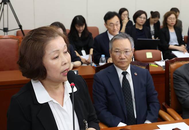 10일 국회에서 열린 교육위 전체회의의 리박스쿨 청문회에서 손효숙 리박스쿨 대표가 질의에 답하고 있다. 사진=한경 강은구 기자 2025.7.10