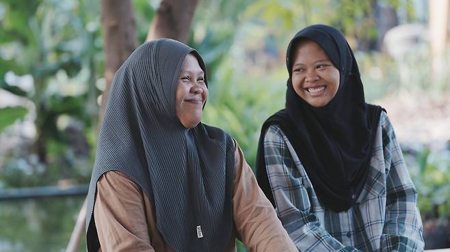 인도네시아 환경단체 에코톤 대표 다루 세티오리니 박사(왼쪽)과 그의 딸 애쉬니나가 지난 4월24일(현지시간) 수라바야 인근 선별장에서 인터뷰를 하고 있다. 유혜민 감독 제공