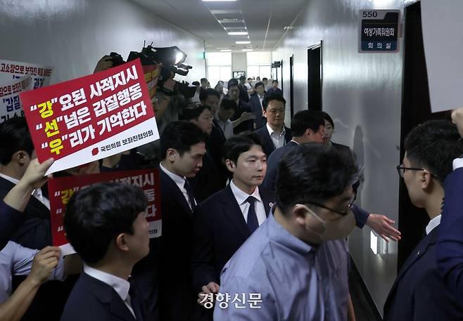 국민의힘 보좌관협의회의 항의 속에 강선우 여성가족부 장관 후보자가 14일 국회 인사청문회장으로 입장하고 있다. 권도현 기자