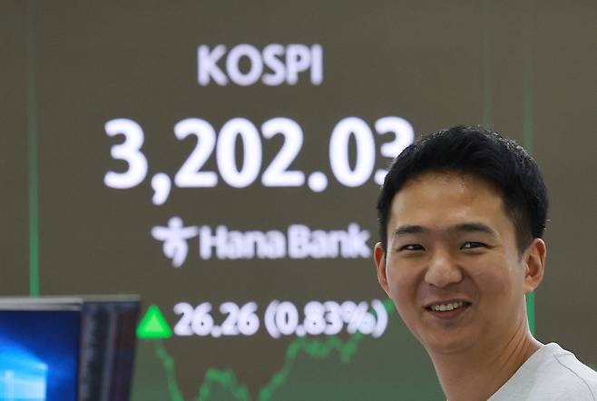 14일 서울 중구 하나은행 본점 딜링룸에서 딜러가 업무를 보고 있다. 연합뉴스