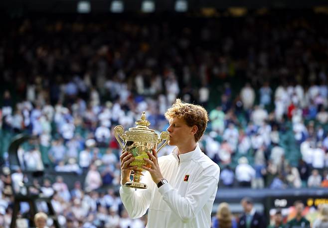 잔디 코트 위 ‘달콤한 우승’ 얀니크 신네르(이탈리아)가 13일(현지시간) 영국 런던에서 열린 윔블던 테니스 남자 단식 결승에서 알카라스에 승리한 후 트로피에 입을 맞추고 있다. EPA연합뉴스