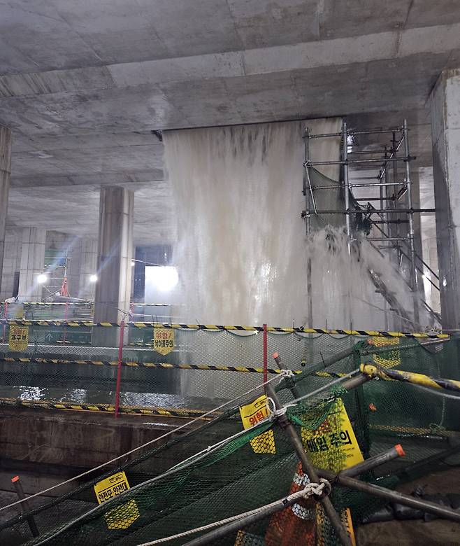 폭포수처럼 쏟아지는 빗물 많은 비가 내린 14일 오전 부산 사상구 부산도시철도 공사 구간에 빗물이 유입되고 있다. 부산소방재난본부 제공