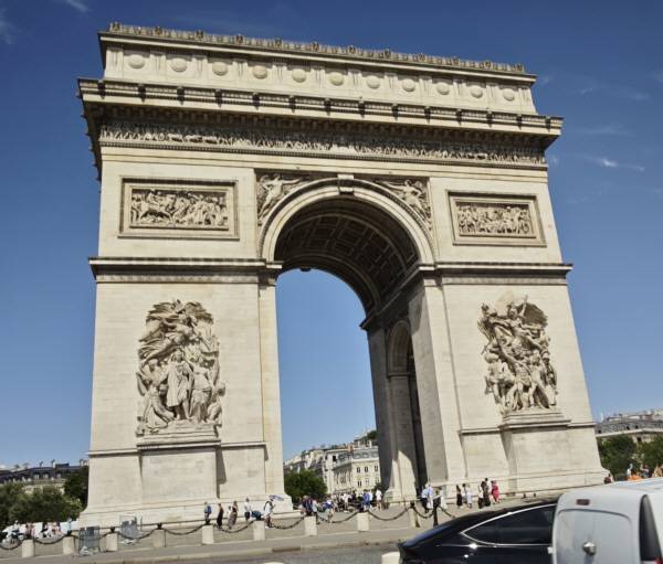 달리는 버스 안에서 프랑스 파리 중심부의 개선문을 촬영했다. 정옥재 기자